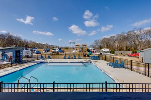 Patio, Fire Pit & Grill: Central Sevierville Cabin House in Sevierville