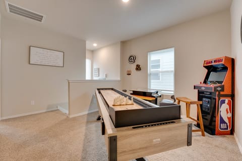 6 Mi to Lackland AFB: Hot Tub, Pool & Game Room! House in San Antonio