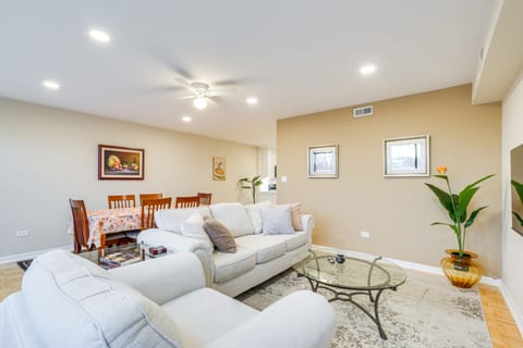 Steps to Shops & Eats: Apt in Portage Park! Apartment in Chicago