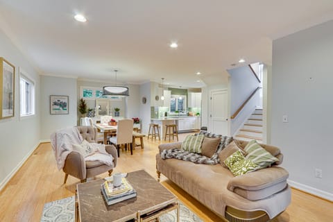 5 Mi to Oregon Zoo: Spacious Retreat w/ Patio House in Portland