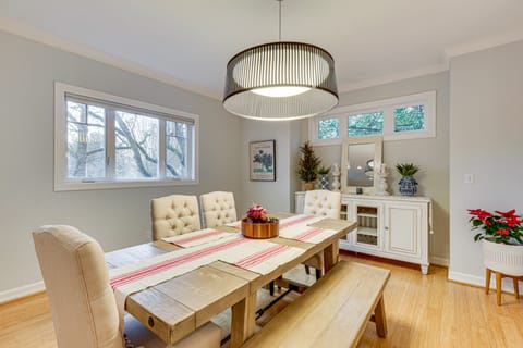 5 Mi to Oregon Zoo: Spacious Retreat w/ Patio House in Portland