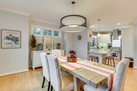 5 Mi to Oregon Zoo: Spacious Retreat w/ Patio House in Portland