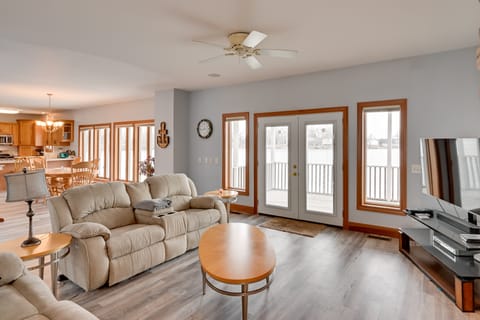 Hot Tub & Dock: Waterfront Lake Hamilton Home House in Hamilton