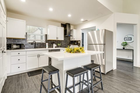 Private Hot Tub & Golf Course Views: Lakeway Gem Apartment in Lakeway