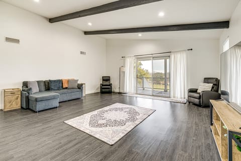 Private Hot Tub & Golf Course Views: Lakeway Gem Apartment in Lakeway