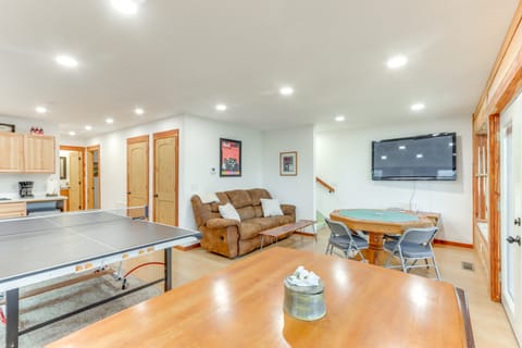 Cabin on Beaver Lake w/ Views & Furnished Deck! House in Arkansas