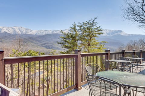 Spacious Mountain-View Home: 12 Mi to Gatlinburg House in Pittman Center