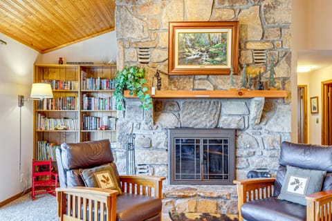 Spacious Mountain-View Home: 12 Mi to Gatlinburg House in Pittman Center