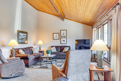 Spacious Mountain-View Home: 12 Mi to Gatlinburg House in Pittman Center