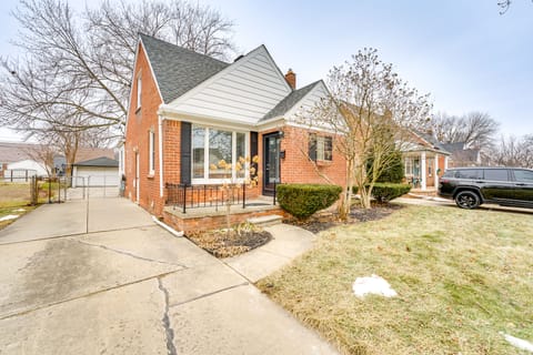 13 Mi to Downtown Detroit: Bright Home House in Dearborn Heights