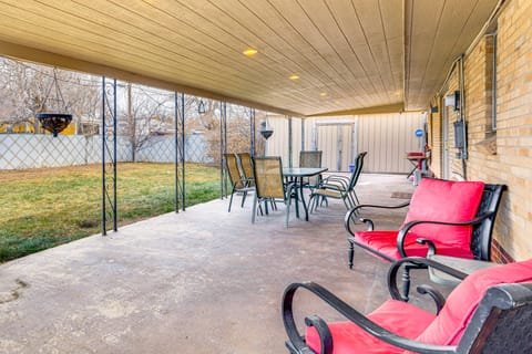 7 Mi to Dtwn Denver: Home w/ Large Yard! House in Aurora