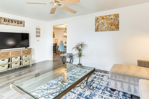 7 Mi to Dtwn Denver: Home w/ Large Yard! House in Aurora