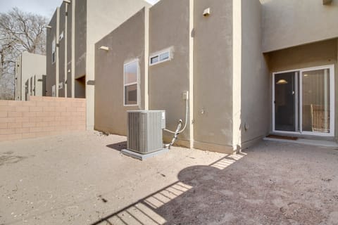 3 Mi to Downtown: WFH-Friendly ABQ Townhome! Apartment in Albuquerque