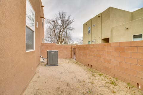 4 Mi to UNM: Convenient Albuquerque Townhome! Apartment in Albuquerque