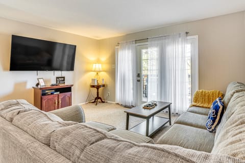 4 Mi to Greers Ferry Lake: Condo w/ Deck & Balcony Apartment in Fairfield Bay