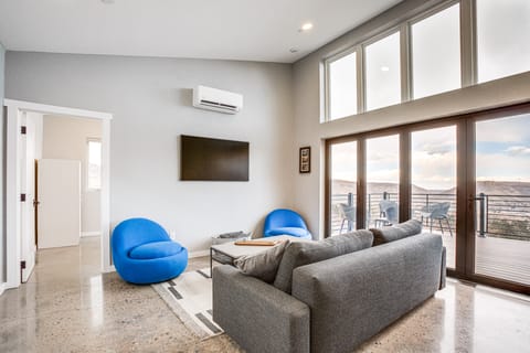 Walk to Trail: 'Lookout Landing' Newly Built Home! House in Golden