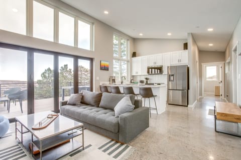 Walk to Trail: 'Lookout Landing' Newly Built Home! House in Golden