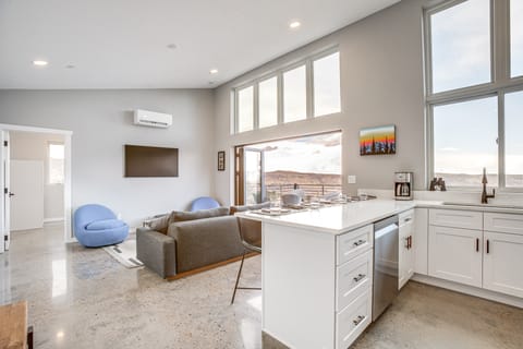 Walk to Trail: 'Lookout Landing' Newly Built Home! House in Golden