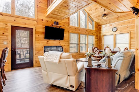 8 Mi to Dollywood: Cabin w/ Hot Tub & Decks! House in Sevierville