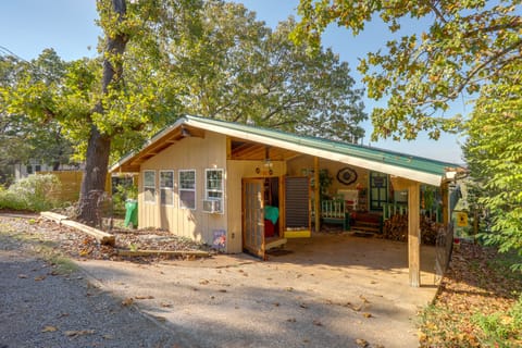 'The Treehouse' in Cherokee Village: Deck & Views House in Cherokee Village
