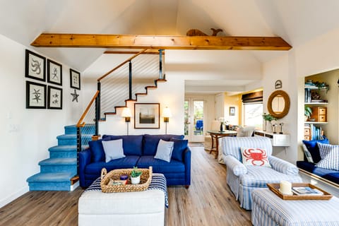 Waterfront Gem w/ 2 Patios on Camano Island House in Camano Island