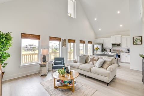 Walk to Crystal Beach: 'The Sandbar Escape' House in Bolivar Peninsula