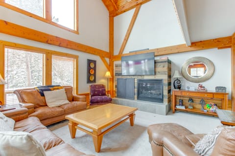 6 Mi to Winter Park Resort: Spacious Family Cabin House in Fraser