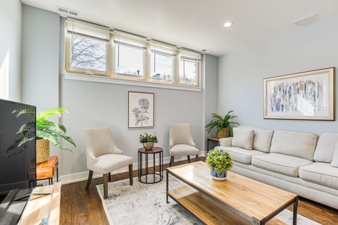 Walk to Blue Line: Sleek Apartment in Bucktown! Apartment in Bucktown