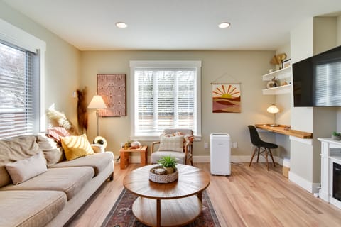 WFH Friendly: Walkable Portland Townhome Apartment in Vancouver