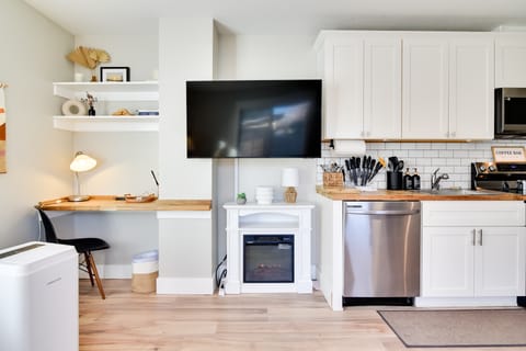 WFH Friendly: Walkable Portland Townhome Apartment in Vancouver