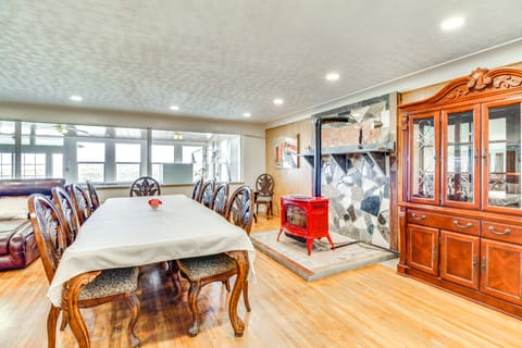 6 Mi to UNM: Albuquerque Family Abode w/ Views! House in Albuquerque