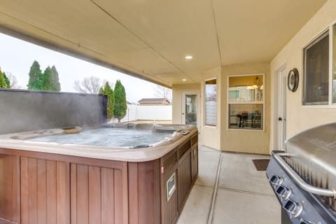 4 Mi to Dtwn Grand Junction: Hot Tub Haven! House in Grand Junction