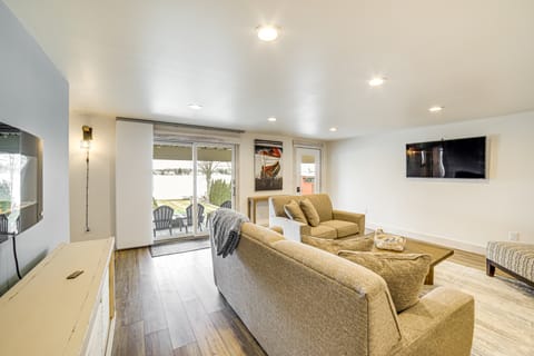 Hot Tub + Fireplace: Waterfront Clarklake Apt Apartment in Ohio