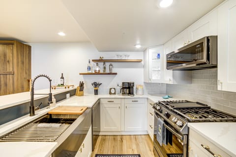 Hot Tub + Fireplace: Waterfront Clarklake Apt Apartment in Ohio