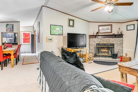 Fire Pit & Decks: Creekside Cabin in Robbinsville House in Stecoah