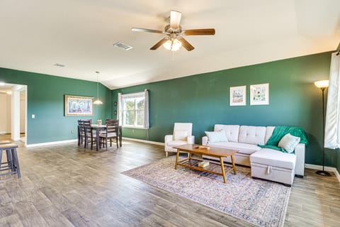 Shop, Dine & Unwind: Pet-Friendly Home in Austin! House in Austin