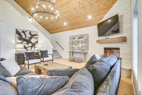 Fireplace + Lake Access: Waterfront Branson Escape House in Indian Point