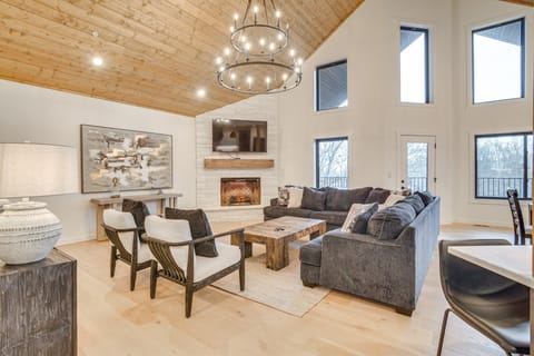 Fireplace + Lake Access: Waterfront Branson Escape House in Indian Point