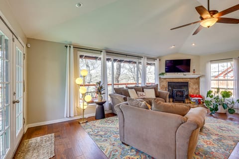 Creekside Cottage w/ Deck & Hot Tub in Belton House in Belton