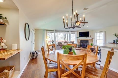 Creekside Cottage w/ Deck & Hot Tub in Belton House in Belton
