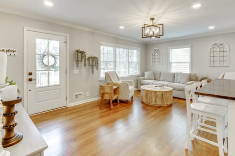 Screened Patio & Fire Pit: Modern Westerville Home House in Westerville