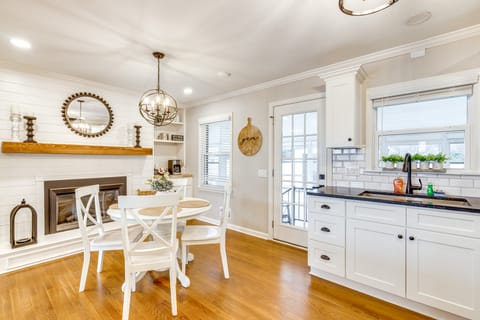 Screened Patio & Fire Pit: Modern Westerville Home House in Westerville