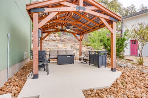 < 1 Mi to Comal Park: Peaceful Duplex w/ Yard! Apartment in Canyon Lake