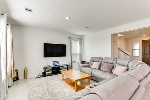 11 Mi to Beach: La Marque Home w/ Patio! House in La Marque