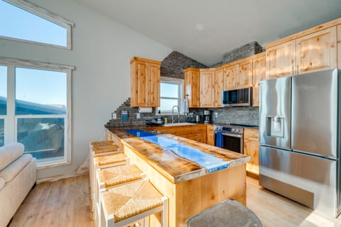 Steps to Shore: Family Beach Getaway in Westport House in Westport