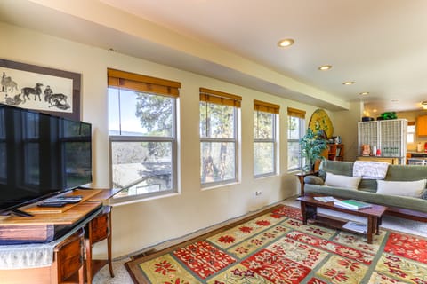 Hot Tub & Decks: Central Hood River Townhome! Apartment in Hood River