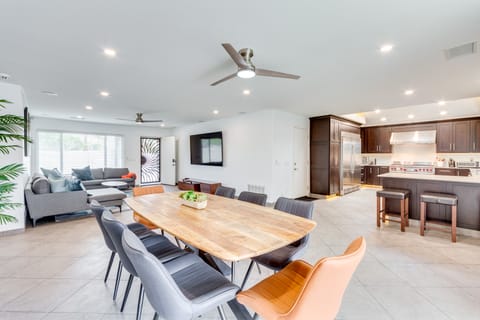 Outdoor Entertainment: Palm Springs Group Escape House in Palm Springs