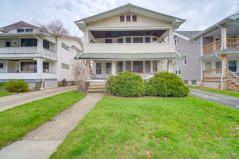 Home 2 Mi to Lakewood Park & Solstice Steps! House in Lakewood