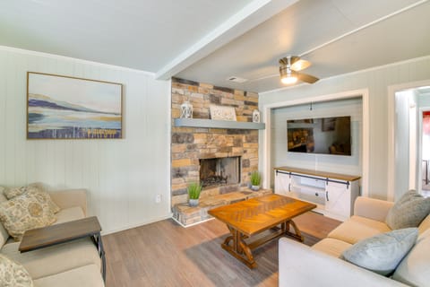 Lake Hamilton Family Gem: Hot Tub & Boat Slip! House in Piney