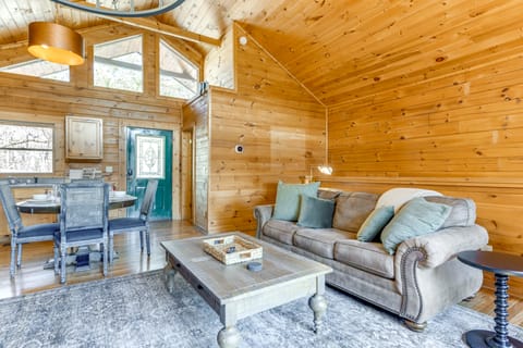 Smoky Mtn Escape w/ Hot Tub: 4 Mi to Gatlinburg! House in Gatlinburg